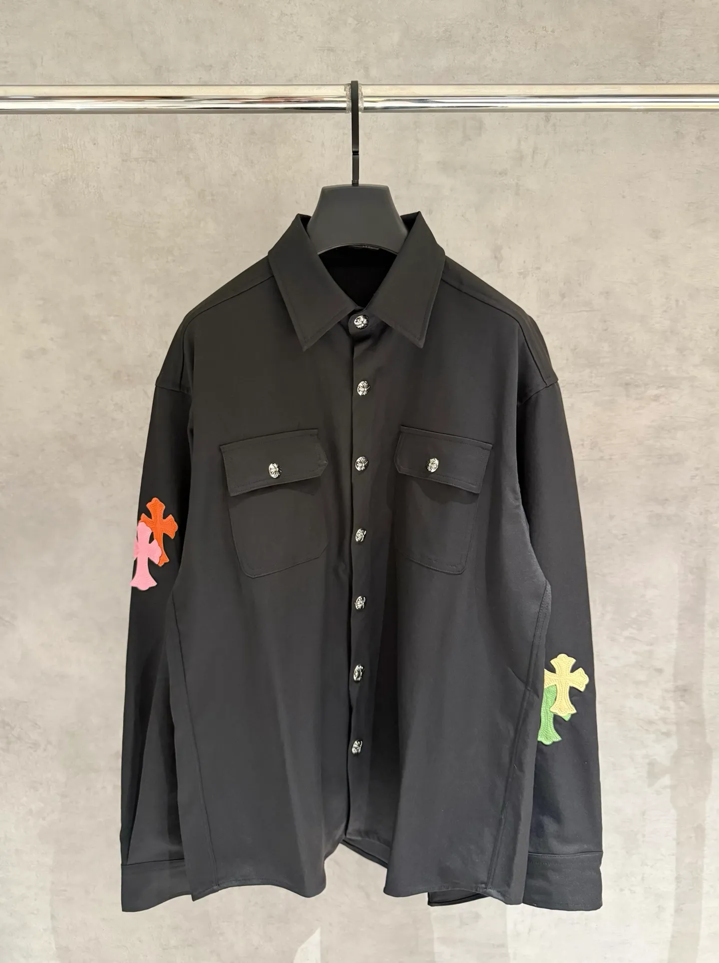 🅿️420 [Strict quality control] CH Croix heart cross-veneer workwear jacket, shirt jacket, camouflage cross workdog is the best-looking jacket in CH, black leather➕horse hair cross leather stitching, silver-plated hardware, loose version, quite wide and stylish, same style for men and women. Color: black and white 2 colors Size: M-2xl